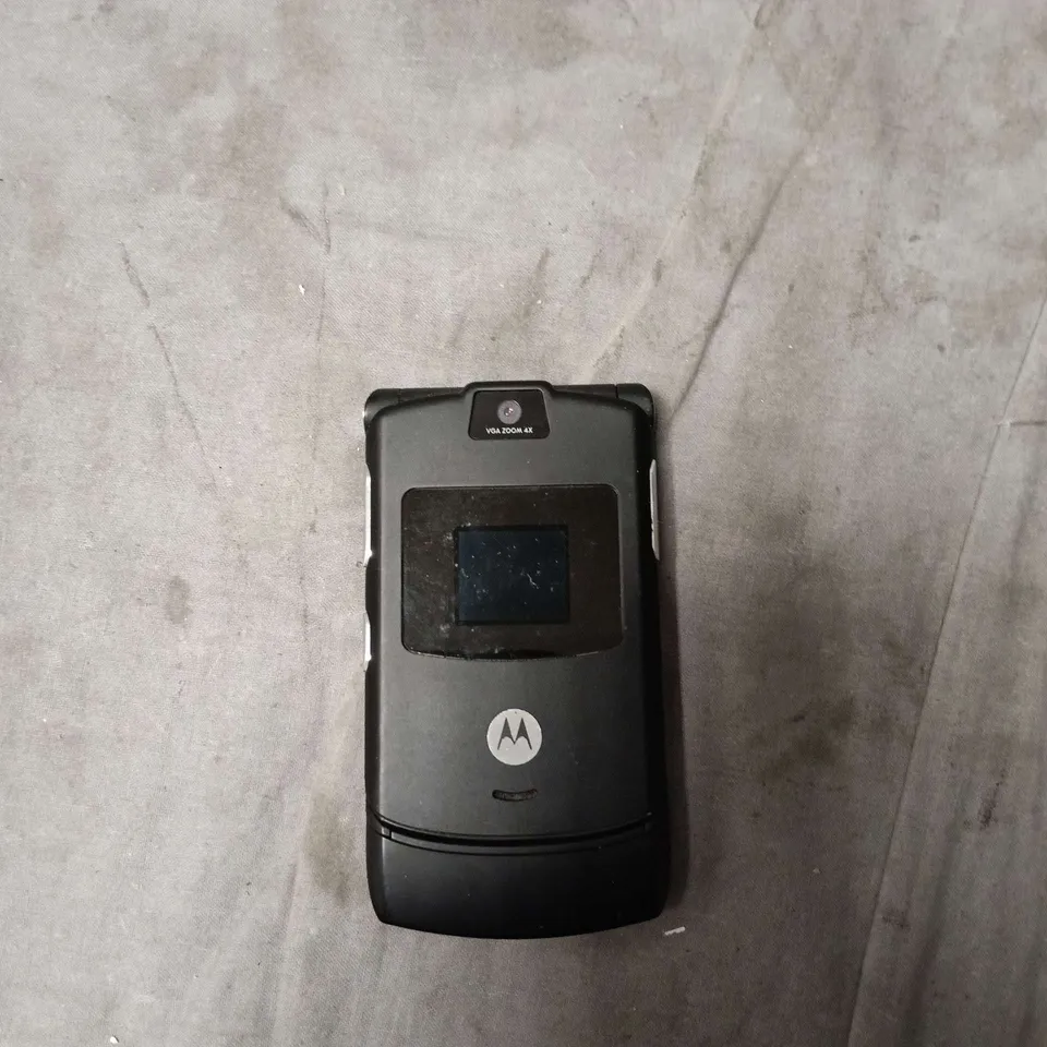 MOTOROLA FLIP-STYLE MOBILE PHONE (CLAMSHELL) WITH BR50 BATTERY