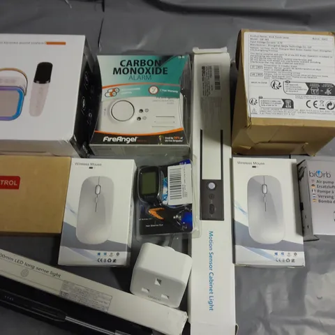 LOT OF 12 ASSORTED HOUSEHOLD ITEMS TO INCLUDE CABINET LIGHT, AIR PUMP AND CARBON MONOXIDE ALARM