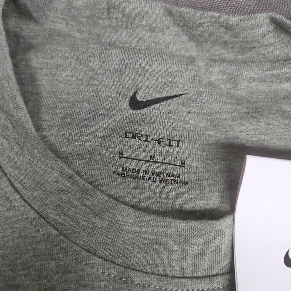 NIKE DRI-FIT TEE IN MOSS GREEN - MEDIUM