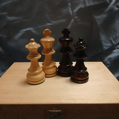 WOODEN CHESS PIECES IN LIGHT WOOD BOX – TWO-TONE SET