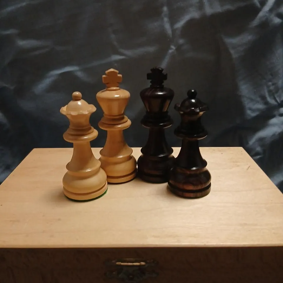 WOODEN CHESS PIECES IN LIGHT WOOD BOX – TWO-TONE SET
