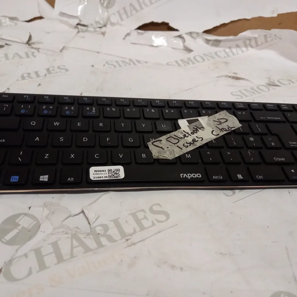 LOT OF 10 ASSORTED KEYBOARDS , WALL MOUNTS , EXTENSION LEADS , GRO EGG , LIGHTING AND TOYS