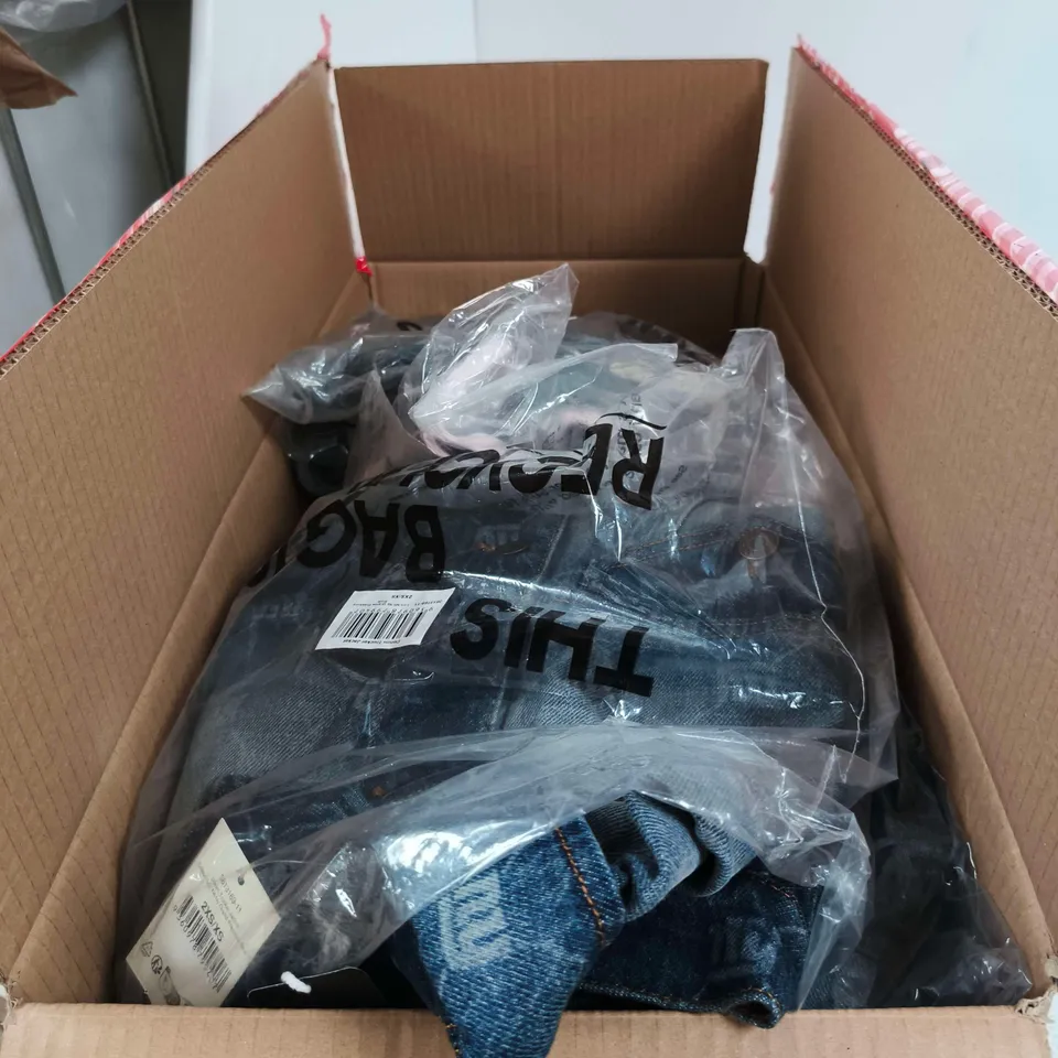 BOX OF APPROXIMATELY 20 ASSORTED CLOTHING ITEMS TO INCLUDE QUEEN SOMEBODY TO LOVE T SHIRT, NFL NY GIANTS TRUCKER JACKET ETC