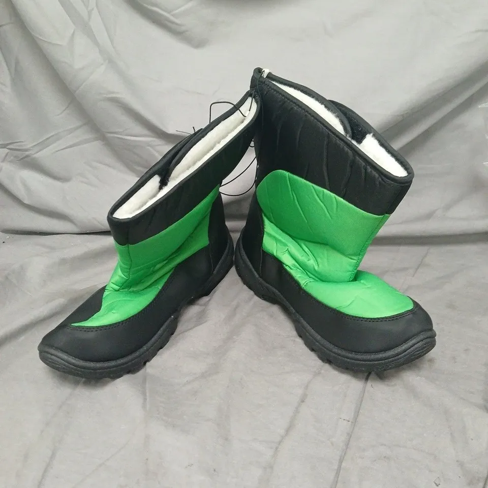 MOUNTAIN WAREHOUSE KIDS CARLBOU SINGLE STRIPE ADAPTIVE SNOW BOOTS - BLACK AND GREEN - SIZE 5