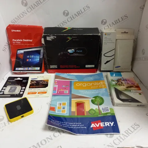 APPROXIMATELY 30 ASSORTED ELECTRICAL ITEMS TO INCLUDE SD CARDS, MINI ROUTER, BLUETOOTH HANDSFREE MUSIC SYSTEM ETC