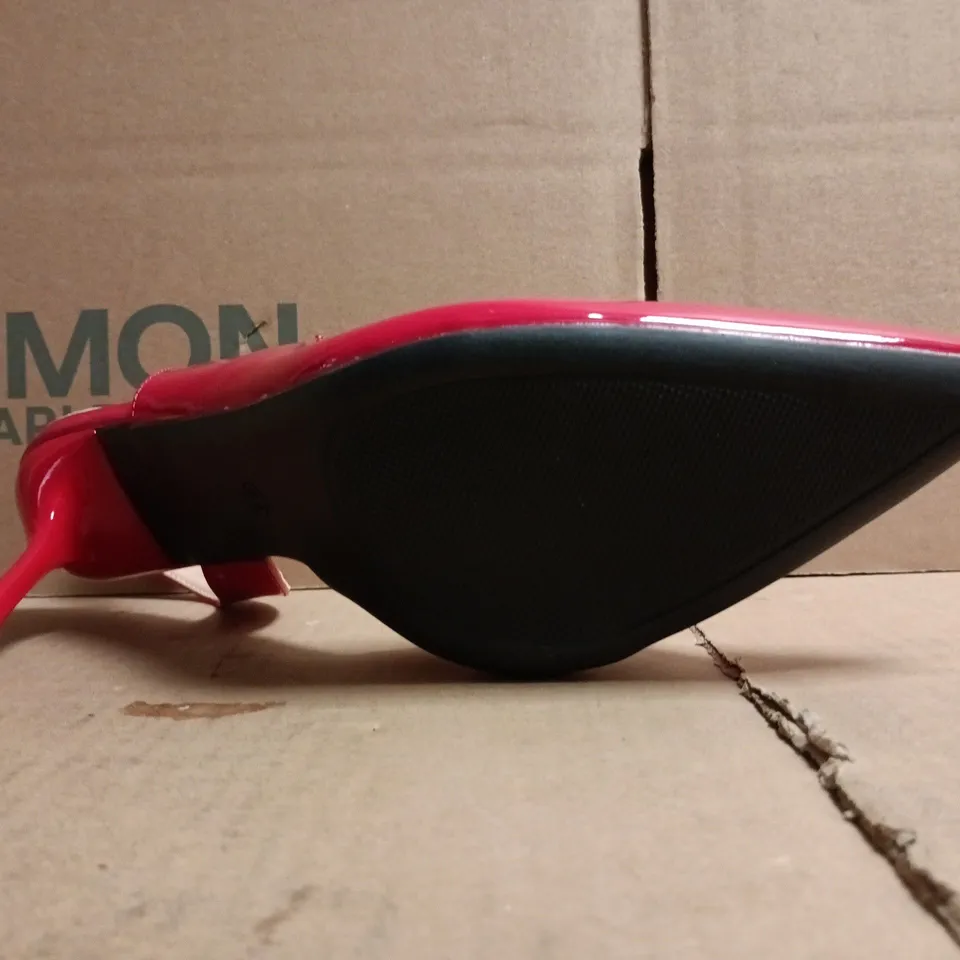 BOXED PAIR OF UNBRANDED POINTED TOE HEELS IN RED SIZE EU 44