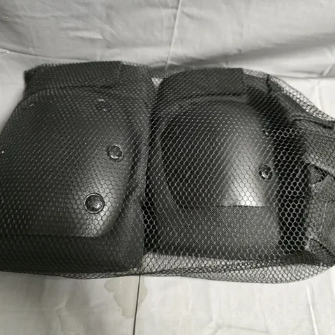 BOX OF APPROXIMATELY 10 MESH BAGS TO CONTAIN UNBRANDED PROTECTIVE PADS IN BLACK - SIZES MAY VARY