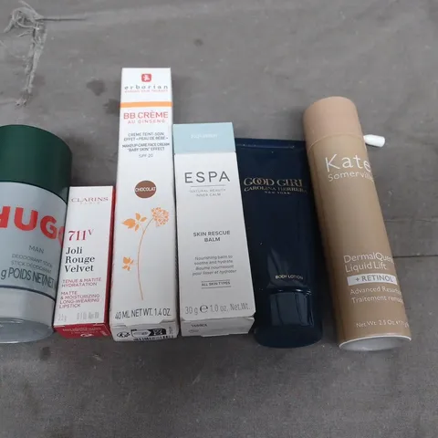 APPROXIMATELY 15 ASSORTED COSMETICS AND COSMETICS BAGS TO INCLUDE; KATE SOMERVILLE, CLARINS, HUGO AND CAROLINA HERRERA