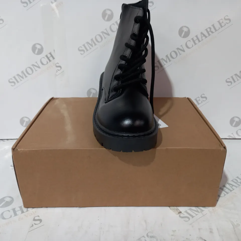 BOXED PAIR OF DESIGNER ANKLE BOOTS IN BLACK EU SIZE 37