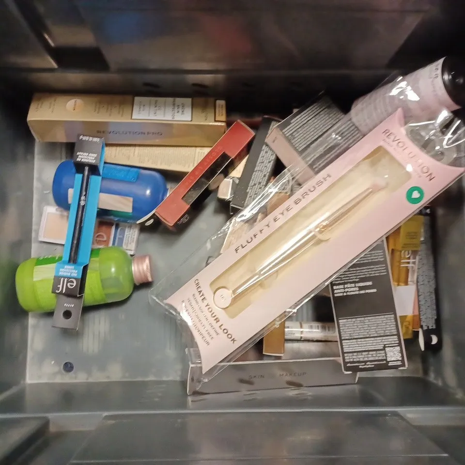 BOX OF APPROX 20 ASSORTED HEALTH AND BEAUTY ITEMS TO INCLUDE - REVOLUTION CAFFEINE CONDITIONER FOR FINE HAIR - ELF UNIVERSAL SHEER - REVOLUTION BLEMISH TONER ECT