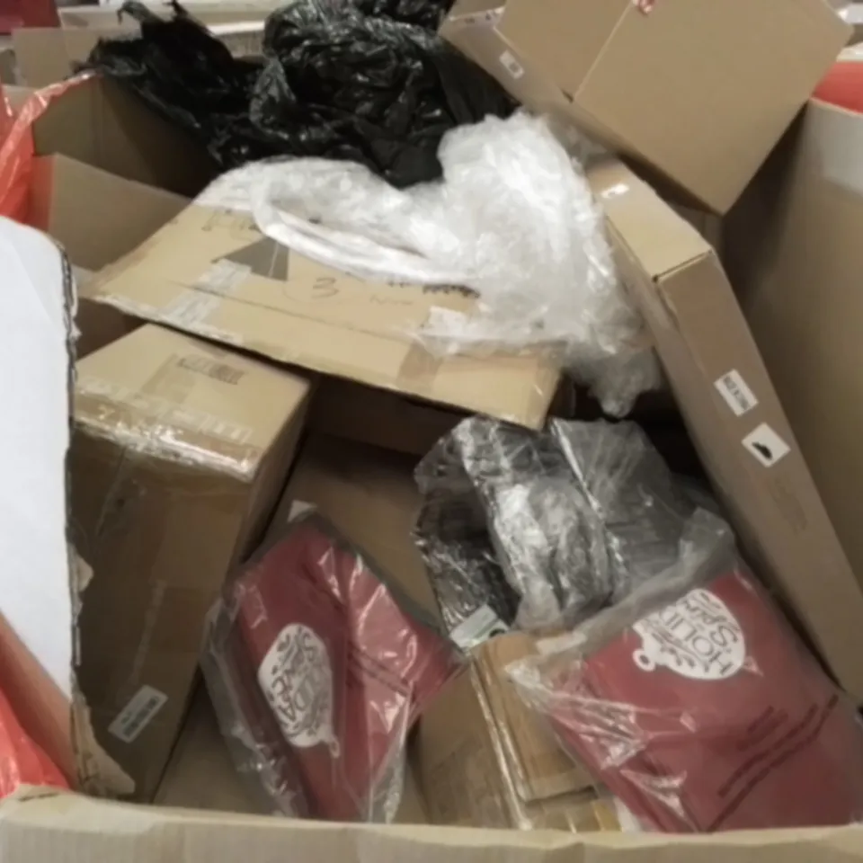 PALLET OF ASSORTED ITEMS INCLUDING TABLE LAMP, MESH STORAGE BASKETS, CHRISTMAS TREE STAKE LIGHT, COOLING PATCH, COLLAPSIBLE STORAGE BOX