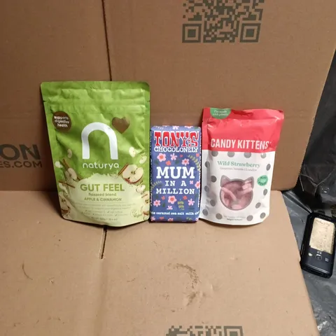 APPROXIMATELY 12 ASSORTED FOOD AND DRINKS ITEMS TO INCLUDE - TONY'S CARAMEL & SEA SALT CHOCOLATE BAR, APPLE & CINNAMON FLAXSEED BLEND, WILD STRAWBERRY CANDY KITTENS ETC 