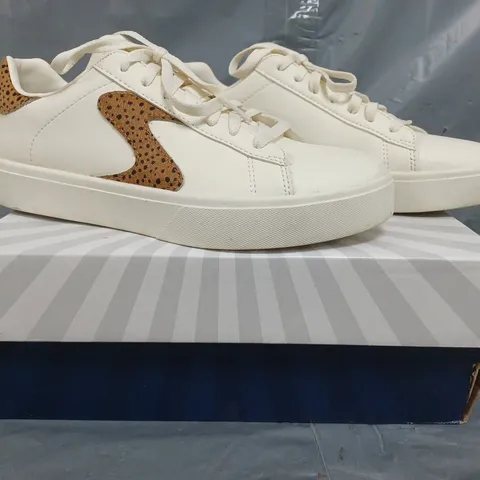 BOXED PAIR OF SKECHERS TRAINERS IN NATURAL SIZE 5