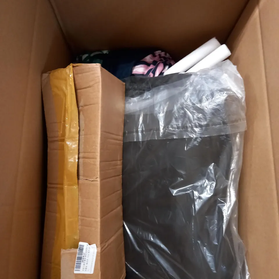 LOT OF APPROXIMATELY 10 HOUSEHOLD ITEMS TO INCLUDE CURTAINS, PHOTO ORGANISER, MINI STOOL ETC