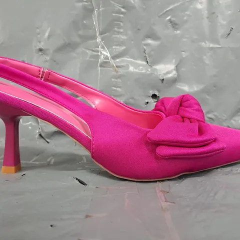 BOXED PAIR OF UNBRANDED POINTED TOE HEELED SLINGBACK SANDALS IN FUCHSIA W. BOW DETAIL SIZE EU 40