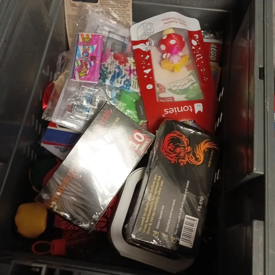 BOX OF APPROXIMATELY 12 ASSORTED TOYS INCLUDING OGHAMS FORTUNE , TEMPORARY TATTOO MARKERS AND SPIDERMAN SATCHELL 