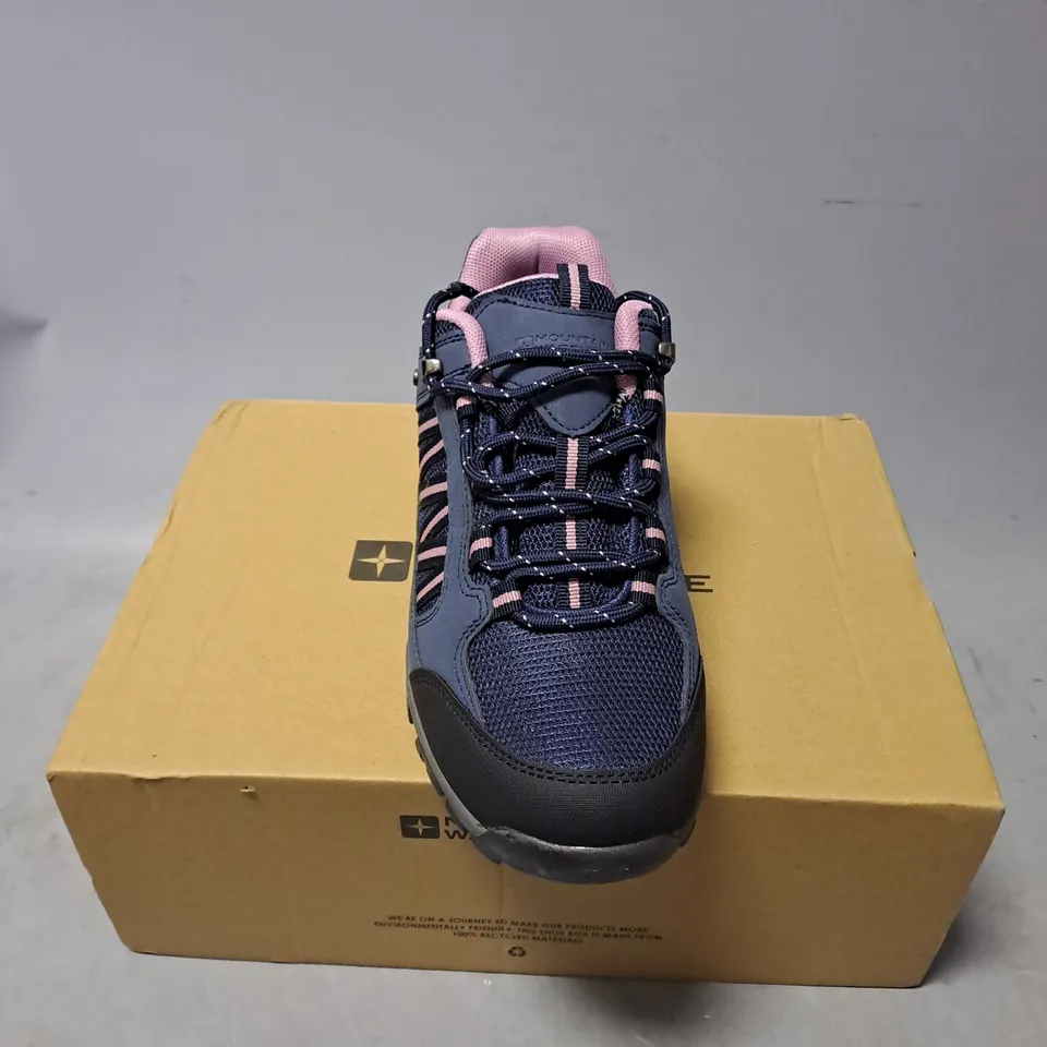 BOXED PAIR OF MOUNTAIN WAREHOUSE PATH WOMENS OUTDOOR WATERPROOF WALKING SHOE IN NAVY SIZE 6