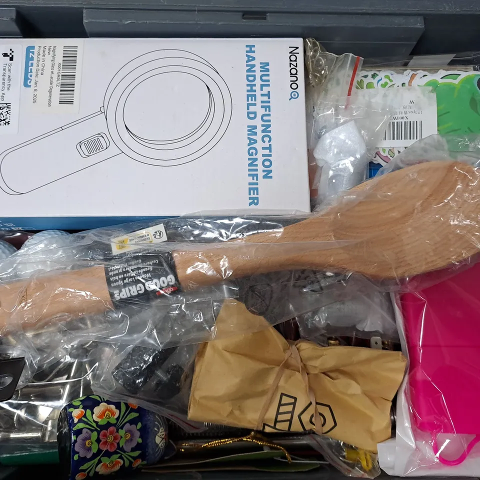 APPROXIMATELY 20 ASSORTED HOUSEHOLD ITEMS TO INCLUDE GOLFBALLS, SCIENTIFIC CALCULATOR, MAGNIFIER, ETC