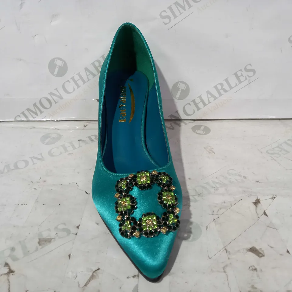 PAIR OF BAOYAFANG CLOSED TOE HEELED SHOES IN TEAL SATIN W. JEWEL EFFECT SIZE UNSPECIFIED