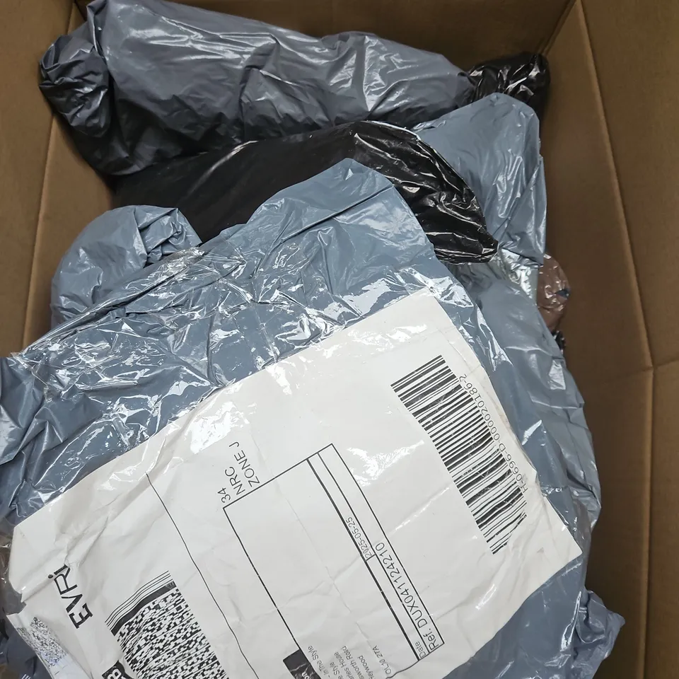 APPROXIMATELY 20 ASSORTED CLOTHING ITEMS IN VARIOUS STYLES AND SIZES 