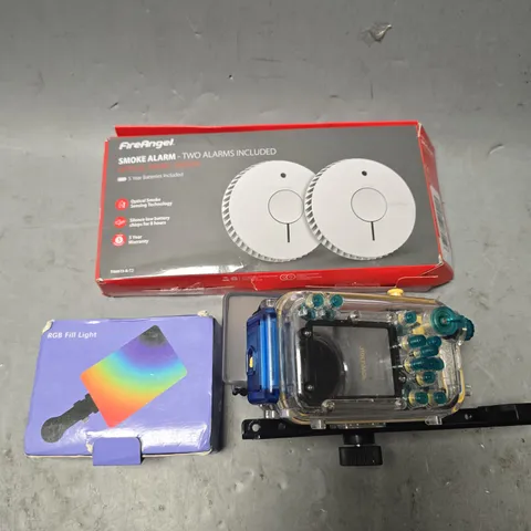 APPROXIMATELY 5 ASSORTED ELECTRICAL PRODUCTS TO INCLUDE UNDERWATER CAMERA CASE, SMOKE ALARM, RGB FILL LIGHT ETC 