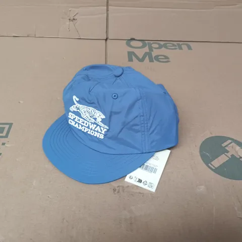 P & CO SPEEDWAY CHAMPIONS 5 PANEL CAP IN BLUE - ONE SIZE