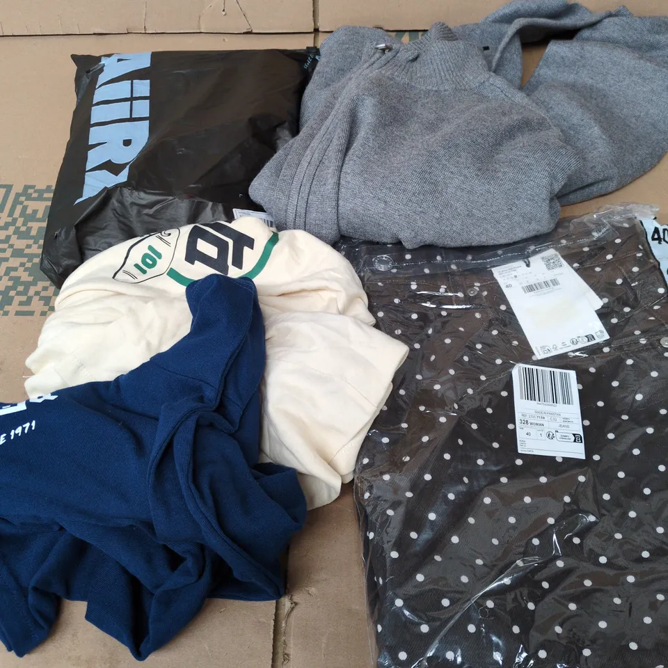 APPROXIMATELY 30 ASSORTED CLOTHING ITEMS IN VARIOUS SIZES, STYLES & COLOURS TO INCLUDE BRANDS SUCH AS M&S, MNG, AIIRZ, ETC - COLLECTION ONLY