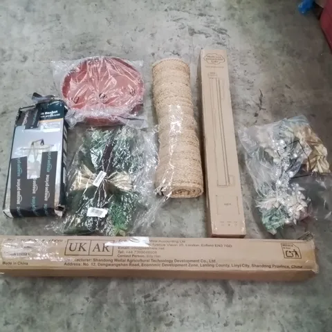 PALLET OF ASSORTED ITEMS TO INCLUDE: RETRACTABLE SAFETY GATE, WEED BARRIER FABRIC, RUG, CHRISTMAS DECORATIONS, FRUIT BASKET ECT
