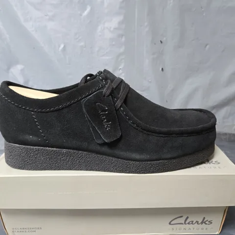 BOXED PAIR OF CLARKS SIGNATURE WALLABEE EVO SHOES IN BLACK SUEDE - UK 10