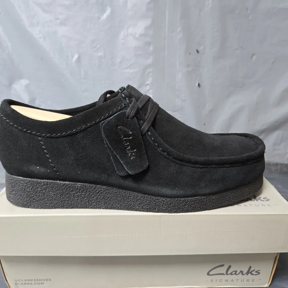 BOXED PAIR OF CLARKS SIGNATURE WALLABEE EVO SHOES IN BLACK SUEDE - UK 10