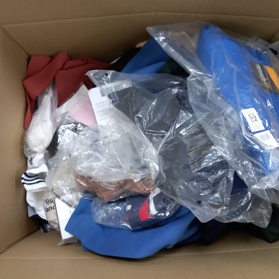 LARGE QAUNTIITY OF ASSORTED CLOTHING ITEMS TO INCLUDE DRESSES, JEANS, SHIRTS, ETC