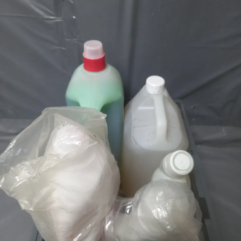 TOTE OF APPROX 5 CLEANING PRODUCTS TO INCLUDE , SHAMPOO ,  FAIRY WASHING UP LIQUID , ETC