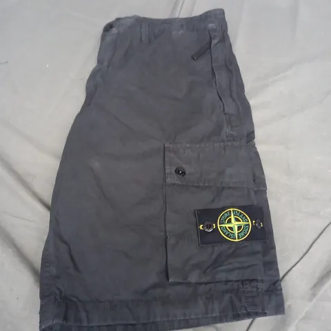 STONE ISLAND CARGO SHORTS SIZE W32