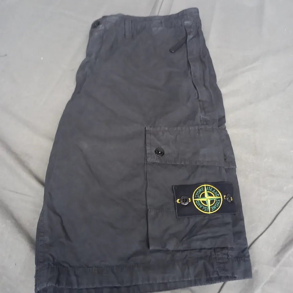 STONE ISLAND CARGO SHORTS SIZE W32