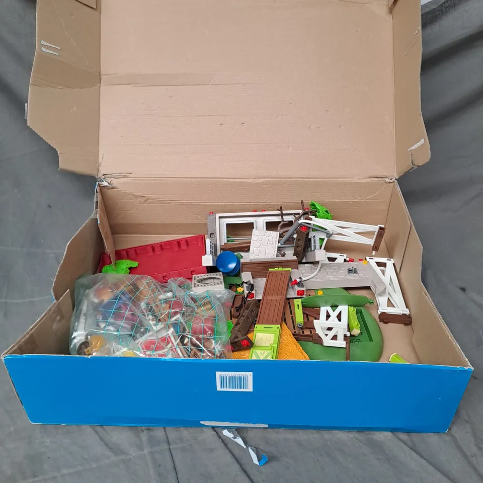 BOXED PLAYMOBIL COUNTRY PLAYSET 70166