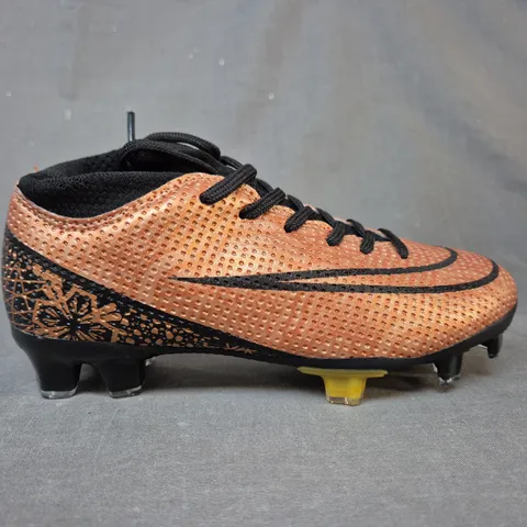 PAIR OF TOPWOLVE BOYS FOOTBALL BOOTS IN GOLD - SIZE 32 - KIDS