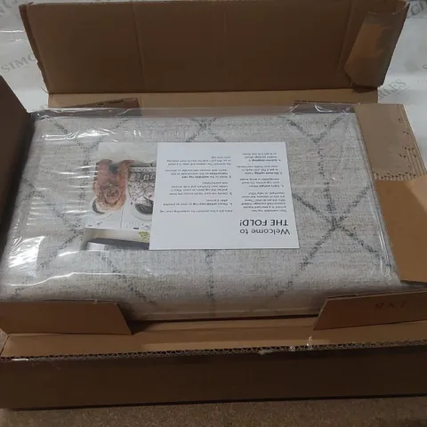 BOXED BLATT MACHINE WOMEN/POWERLOOMED LIGHT GREY RUG - 4 x 6'