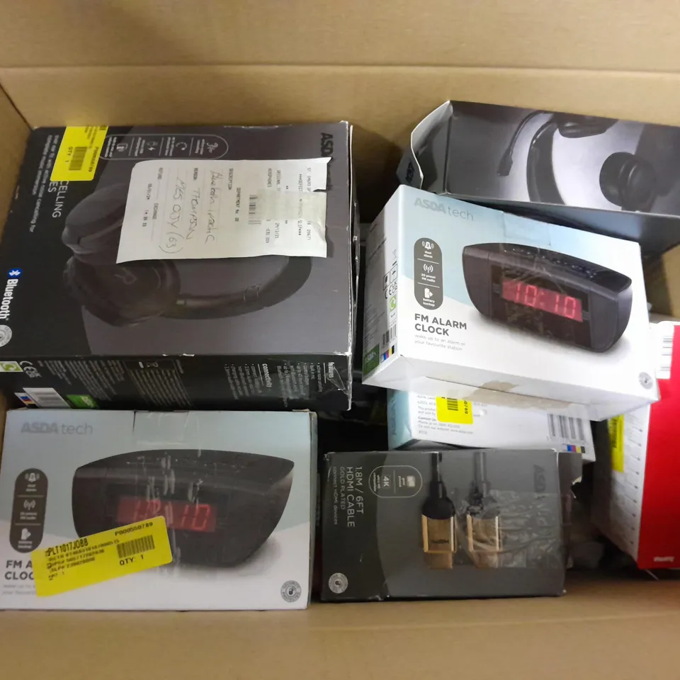 LOT OF APPROXIMATELY 10 ASSORTED ELECTRICAL ITEMS TO INCLUDE RADIOS , HEADPHONES AND PORTABLE CHARGERS 