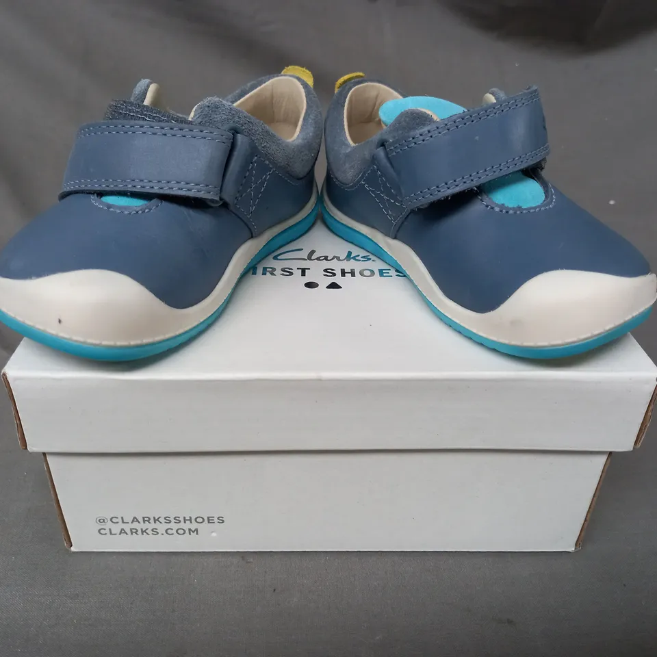 BOXED PAIR OF CLARKS ROLLER FUN INFANT SHOES IN STEEL BLUE UK SIZE 5