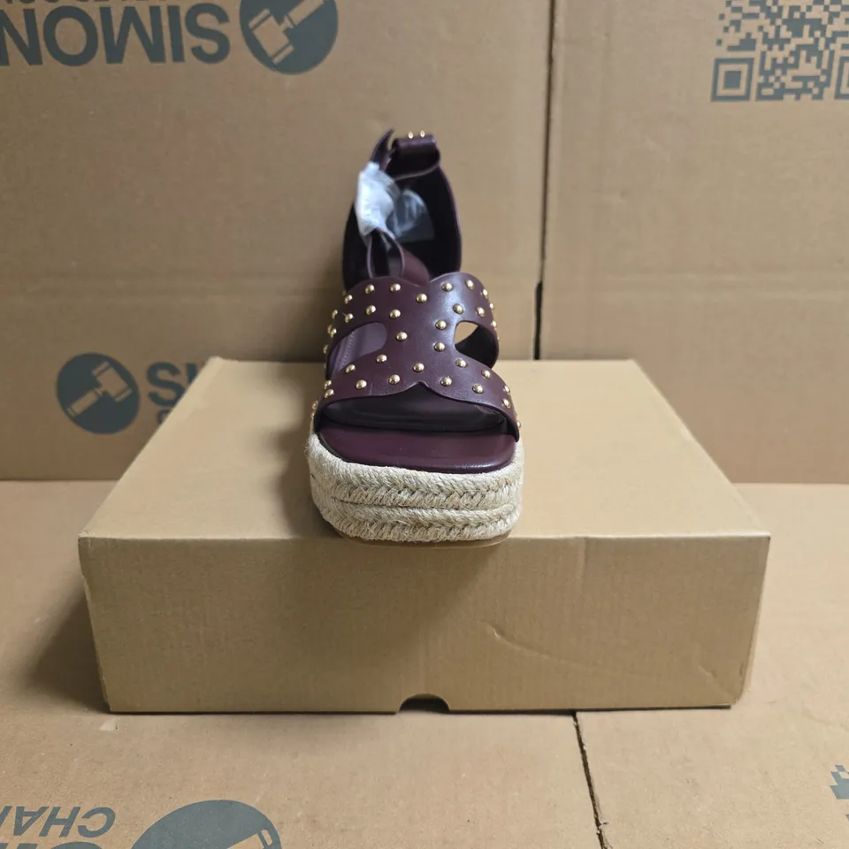 BOXED PAIR OF V BY VERY OPEN TOE WEDGE SANDALS IN BURGUNDY W. GOLD TONE STUDS SIZE 7