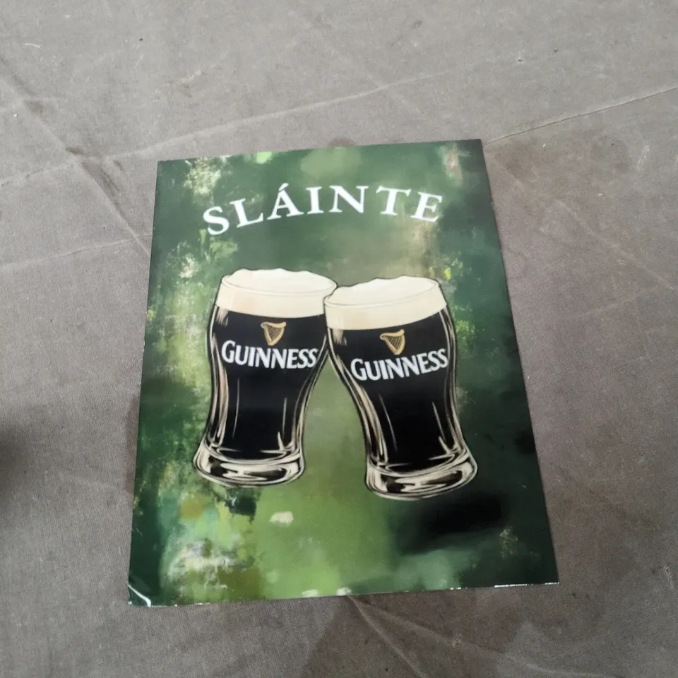 TOTE OF APPROXIMATELY 12 ASSORTED ITEMS TO INCLUDE: GUINNESS PLAQUE 