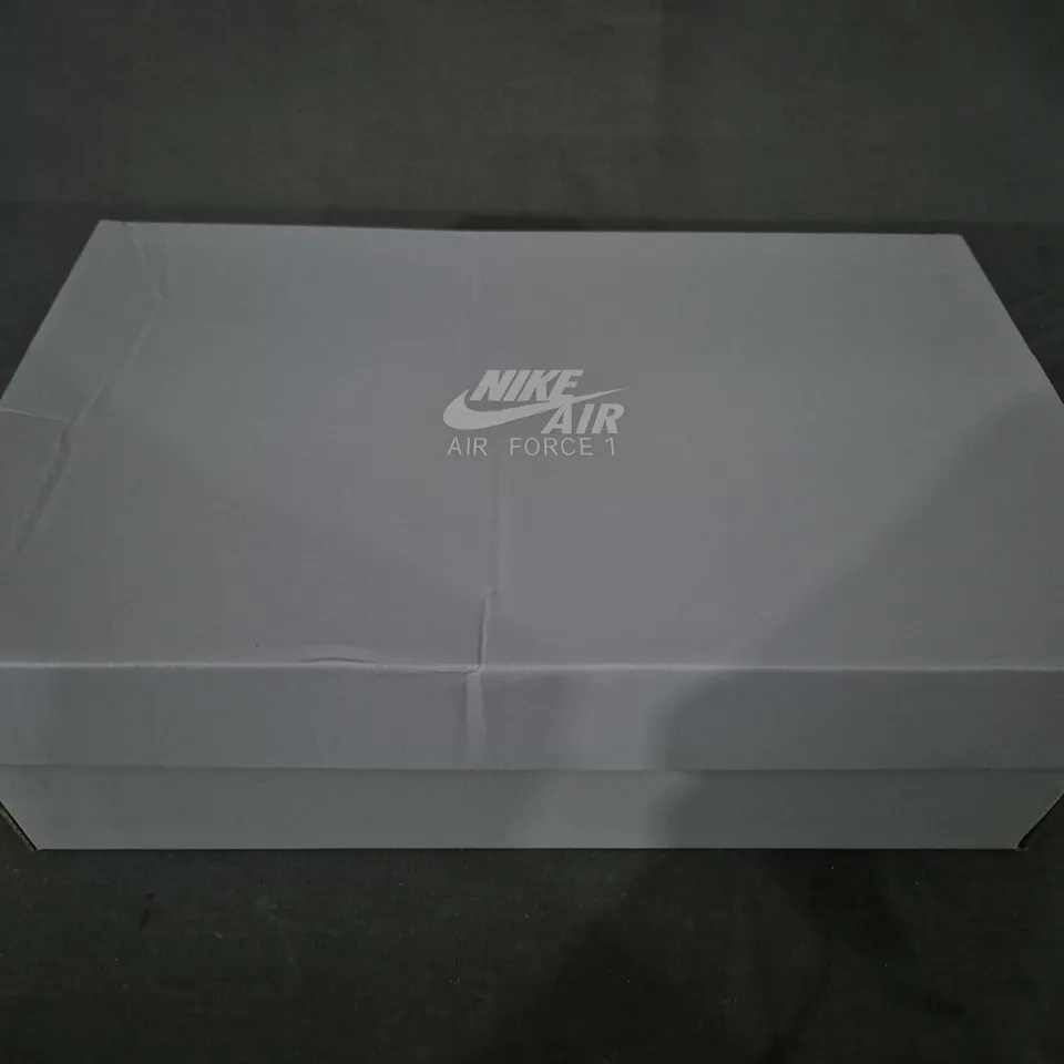 BOXED PAIR OF NIKE WOMEN'S AIR FORCE 1 '07 ESS SHOES IN WHITE/METALLIC SILVER UK SIZE 5.5