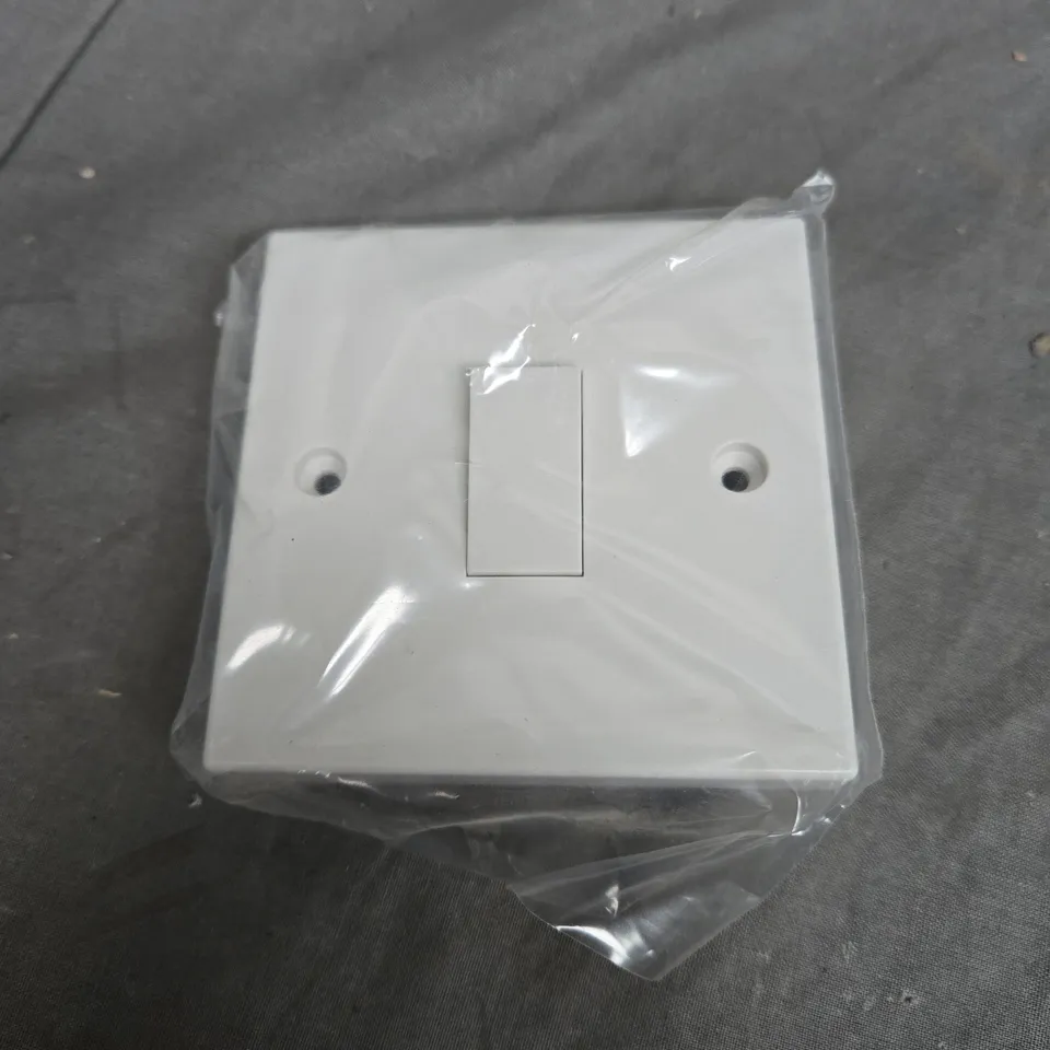 BOX OF APPOXIMATELY 10 M2 SQUARE SQ 1 GANG 2 WAY RETRACTIVE SWITCH