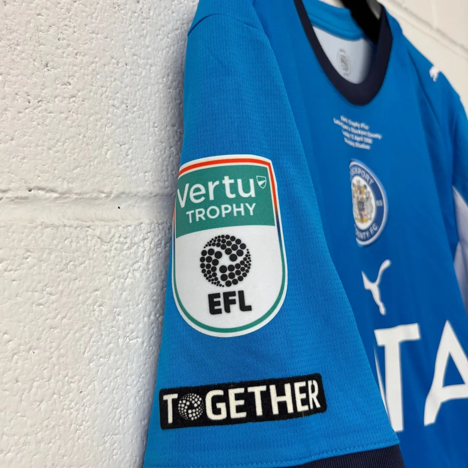 STOCKPORT COUNTY F.C VERTU TROPHY FINALS MATCH WORN HOME SHIRT IN BLUE/WHITE - EU M / ODIN BAILEY #27