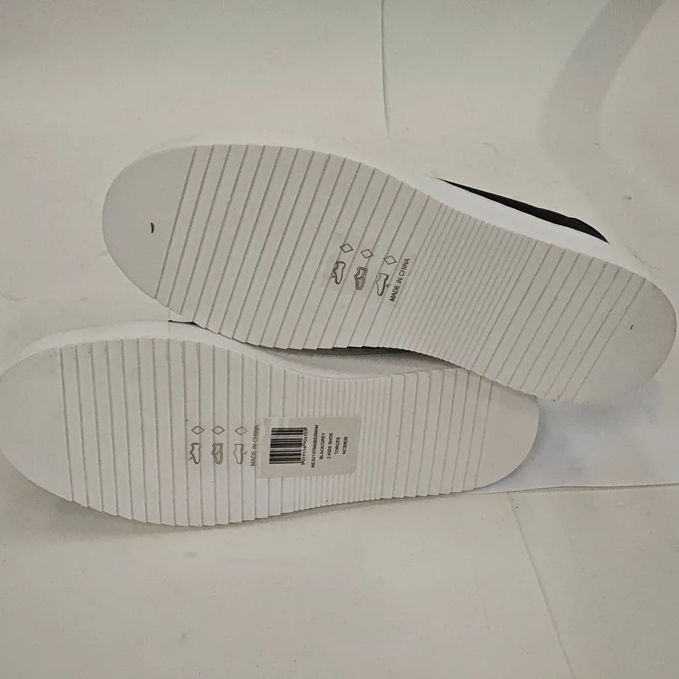 PAIR OF NICCE KIDS TRAINER IN BLACK/WHITE - UK 2