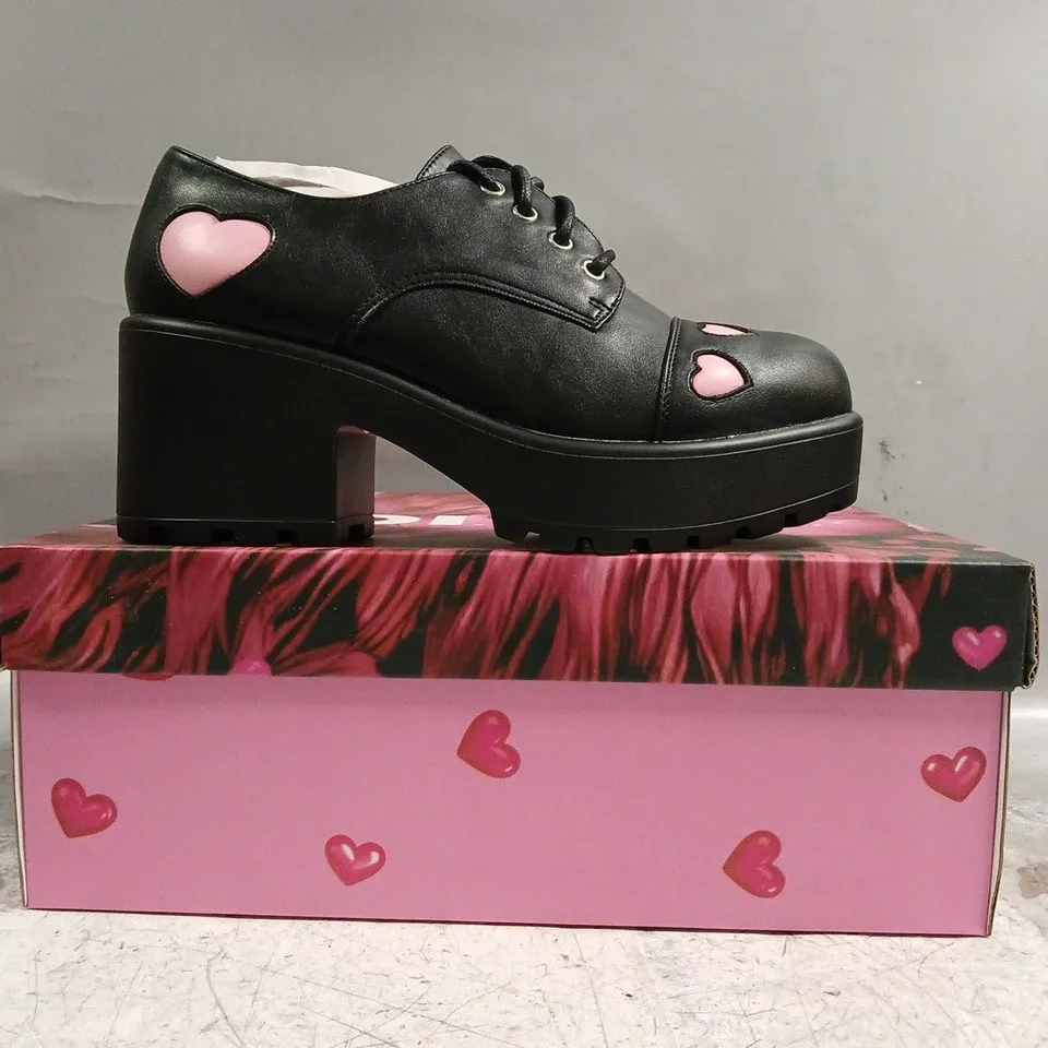 BOXED PAIR OF KOI SHOES IN BLACK W. PINK HEARTS SIZE UK 5