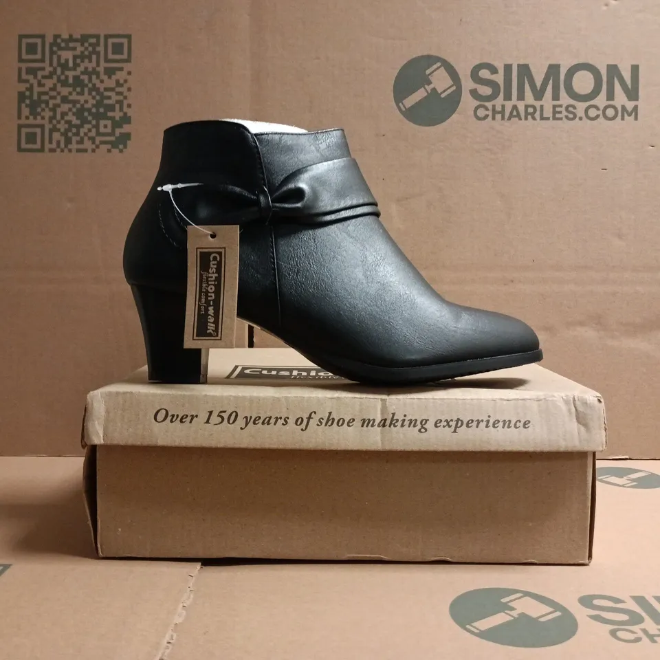 BOXED PAIR OF CUSHION-WALK MID BLOCK HEEL ANKLE BOOTS IN BLACK SIZE 7
