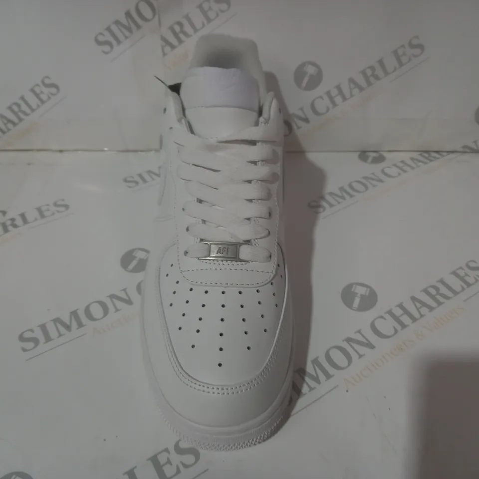 PAIR OF NIKE AIR FORCE 1 SHOES IN WHITE UK SIZE 7.5