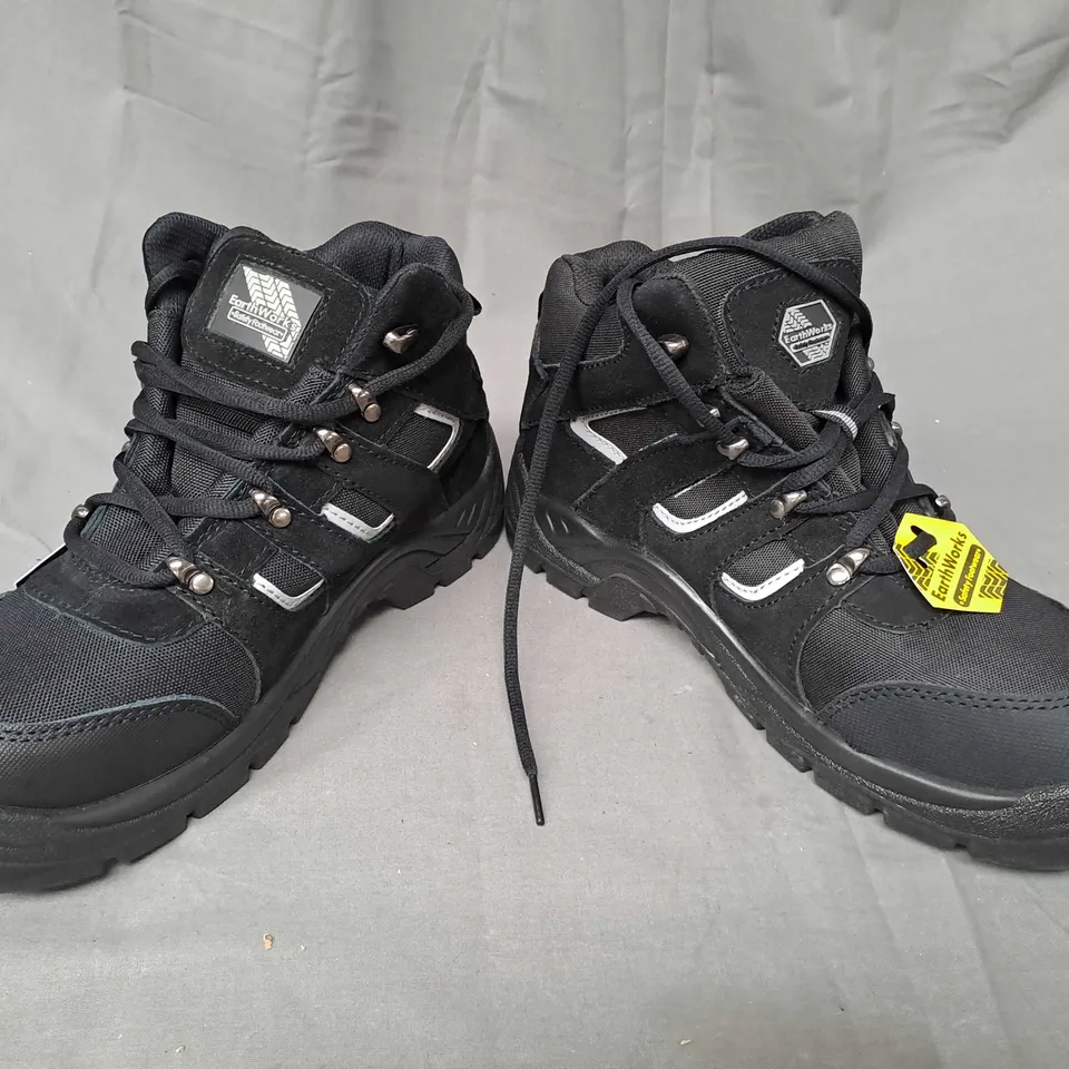 PAIR OF EARTHWORKS SAFETY BOOTS IN BLACK UK SIZE 9