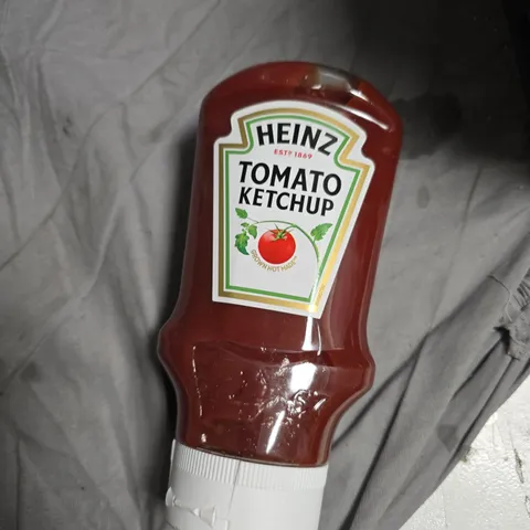 BOX OF APPROXIMATELY 7 ASSORTED FOOD ITEMS INCLUDING COOL HOG SCRATCHINGS AND HEINZ TOMATO KETCHUP